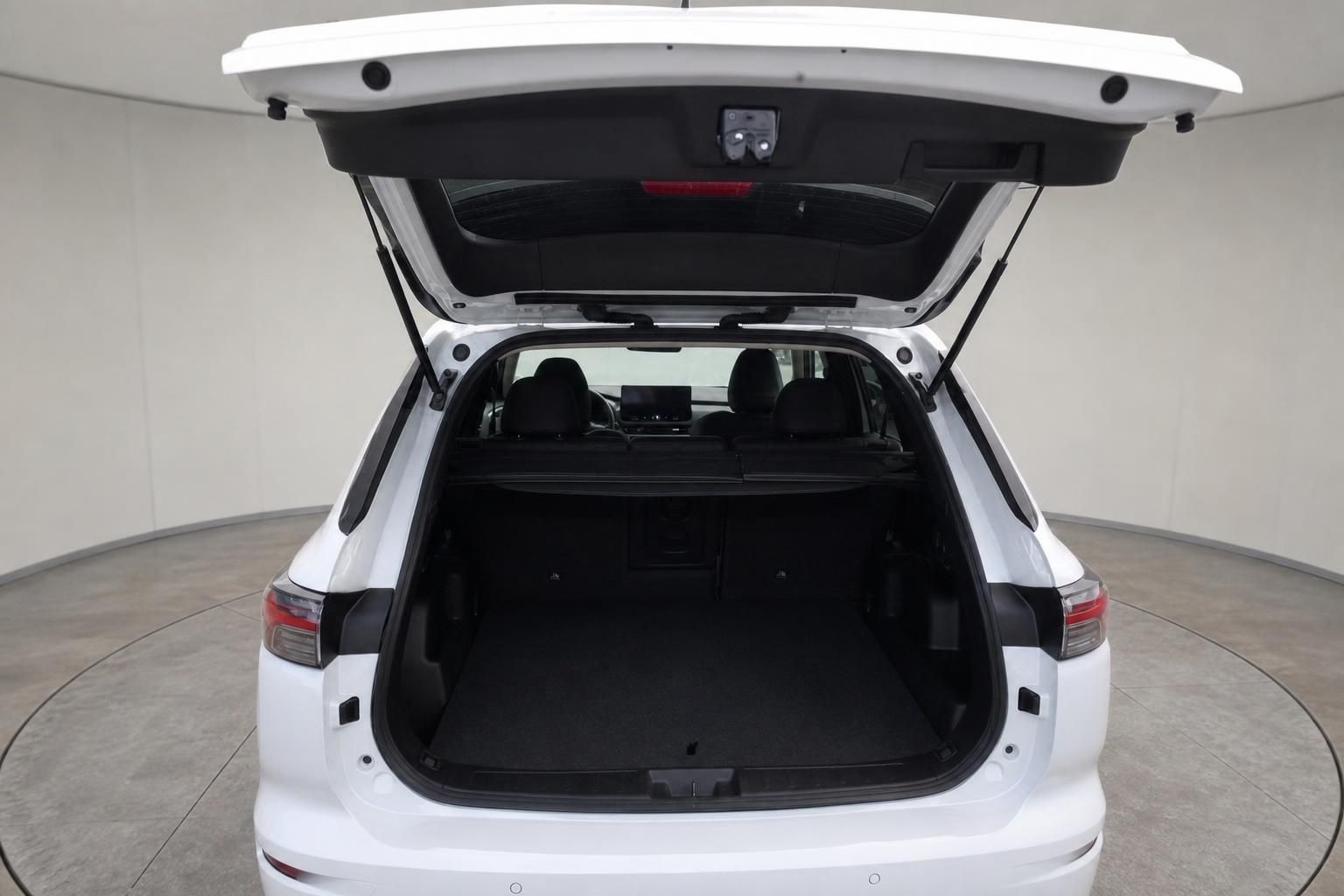 Mitsubishi Outlander PHEV geoeffneter Kofferraum mit grossem Laderaum weiss