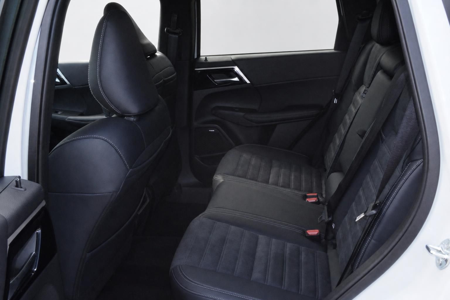 Mitsubishi Outlander PHEV Innenraum Rücksitze schwarzes Leder mit Sicherheitsgurten