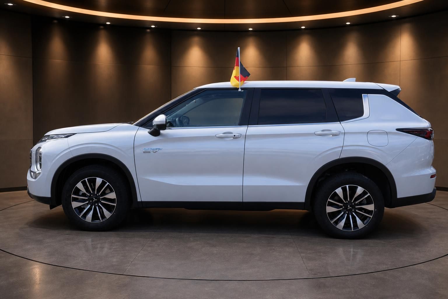 Mitsubishi Outlander PHEV weiss Seitenansicht mit Deutschlandfahne im Autohaus
