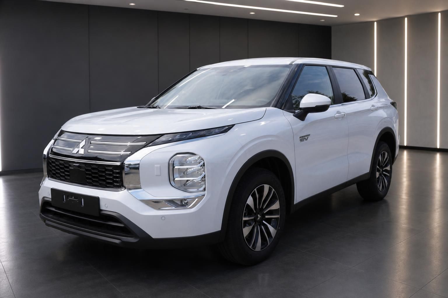 Mitsubishi Outlander PHEV weiss Frontschraege Aussenansicht im Showroom