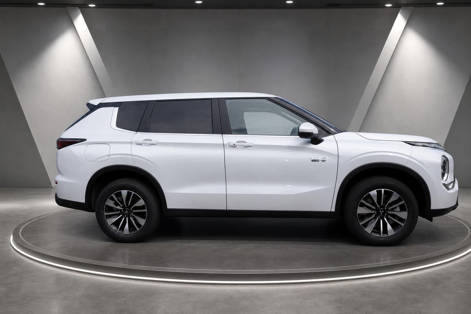 Mitsubishi Outlander PHEV weiss Seitenansicht auf beleuchtetem Drehteller im Showroom