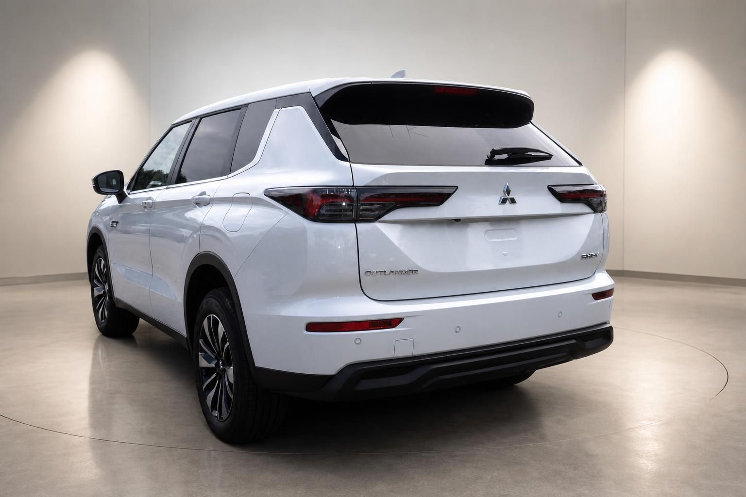 Mitsubishi Outlander PHEV weiss Heckansicht von hinten links im Studio