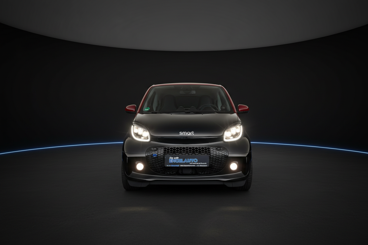 Schwarzer Smart EQ fortwo mit roten Akzenten im Engelauto Autohaus Showroom, Frontansicht mit LED-Tagfahrlicht in modernem Verkaufsraum