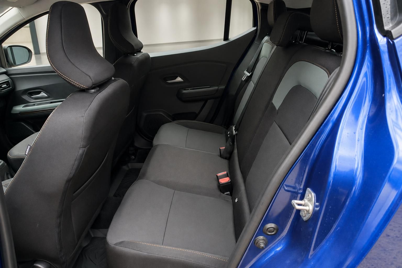 Dacia Rücksitze in blauem Fahrzeug mit schwarzer Stoffpolsterung