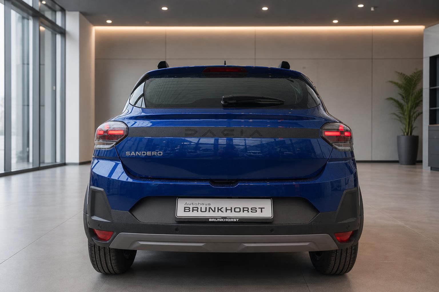 Dacia Sandero blau, Heckansicht mit Rücklichtern im Showroom