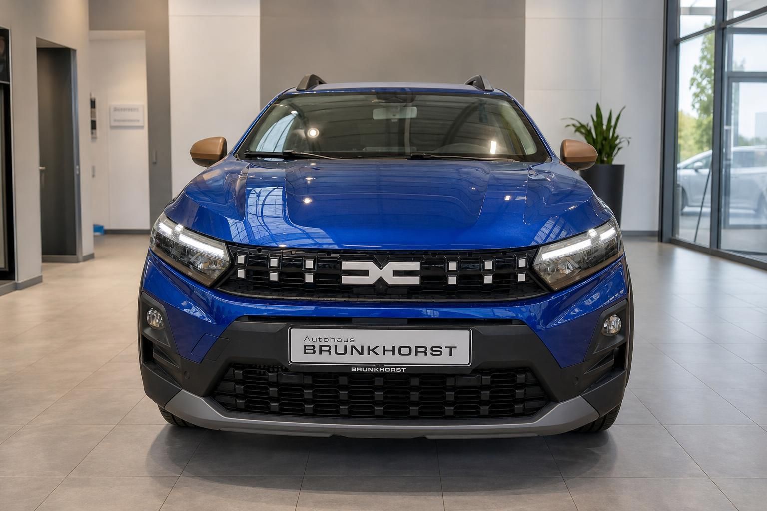 Dacia Sandero Stepway blau, Frontansicht mit Kühlergrill im Autohaus