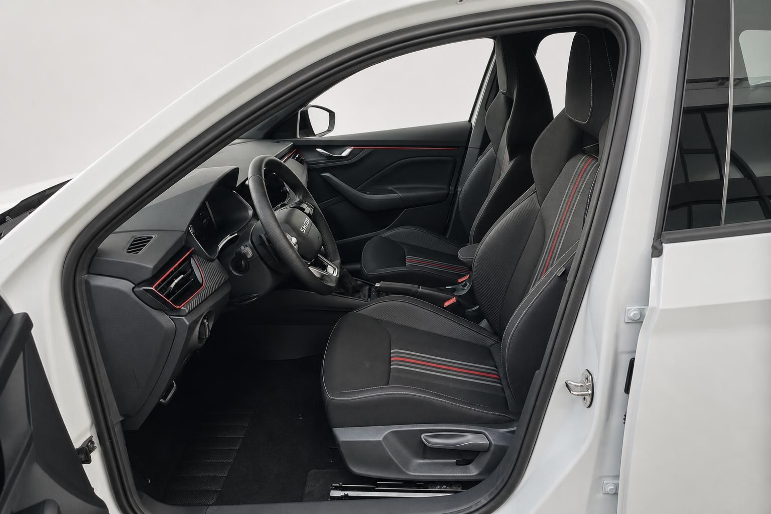 Skoda Fahrersitz und Cockpit durch geöffnete Tür