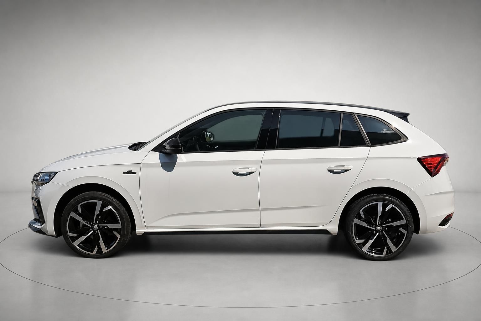 Skoda Scala weiß, Seitenansicht im Studio