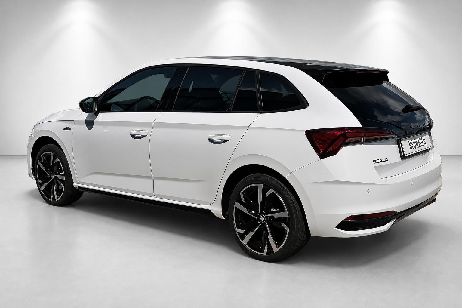 Skoda Scala weiß, Heckansicht seitlich im Studio