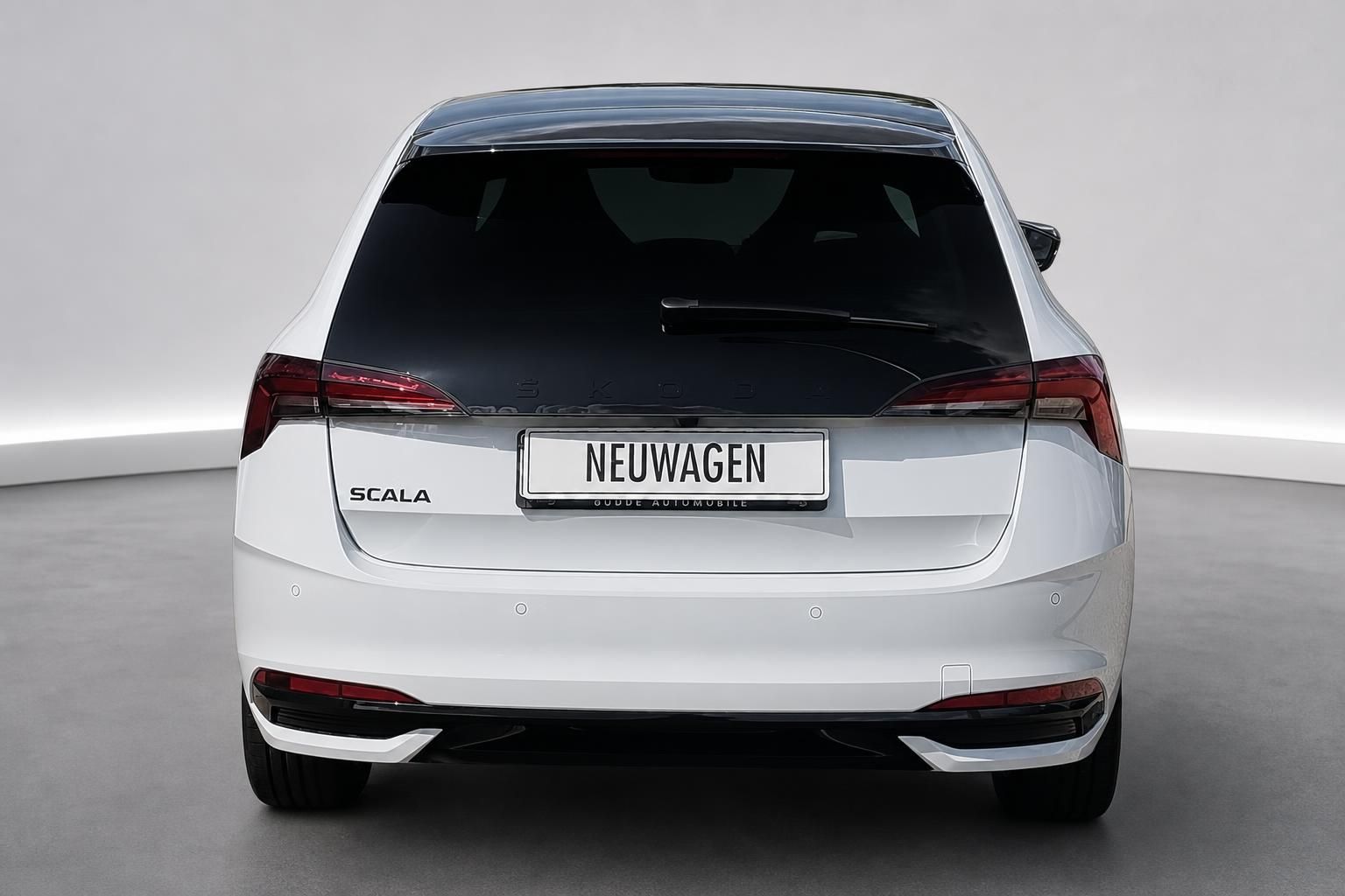 Skoda Scala weiß Heckansicht im Studio