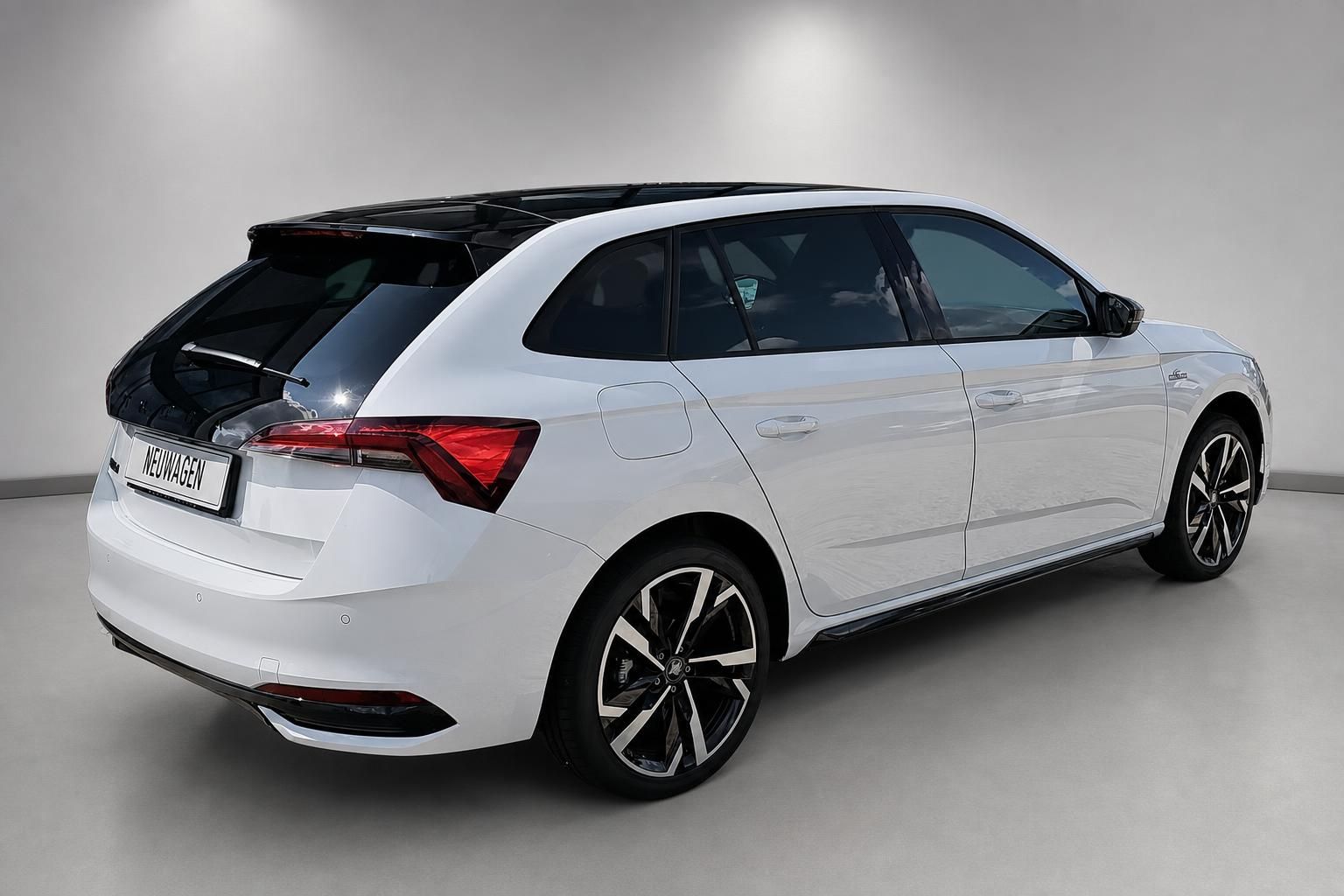 Skoda Scala weiß Seitenansicht schräg von hinten