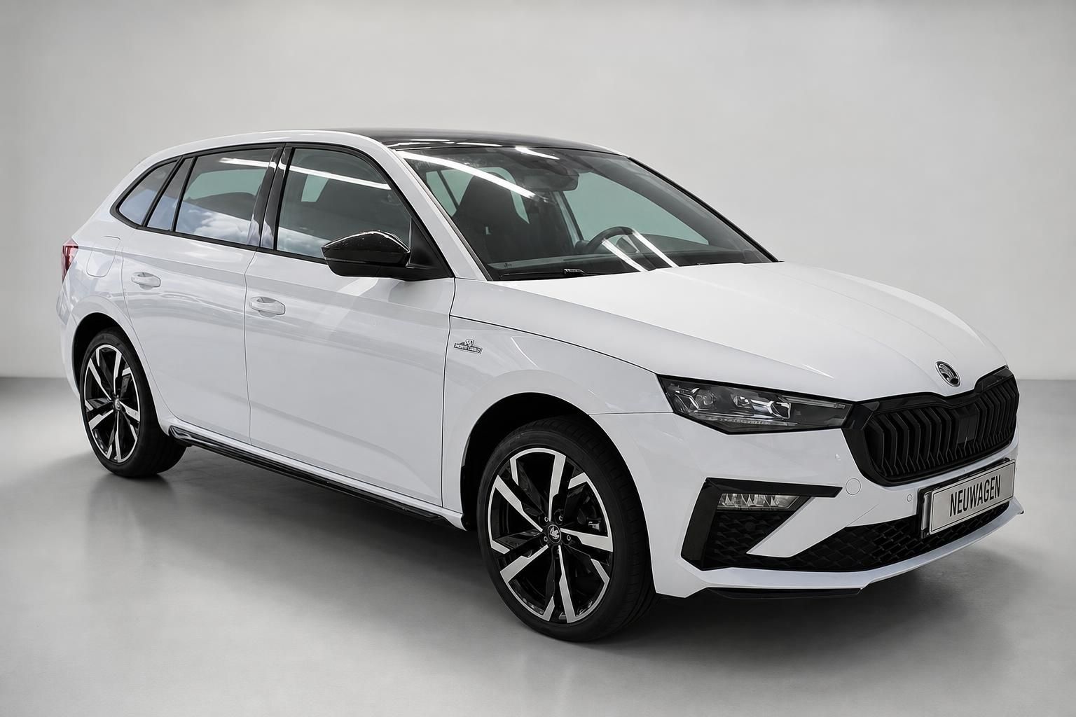 Skoda Scala weiß Frontansicht schräg im Studio