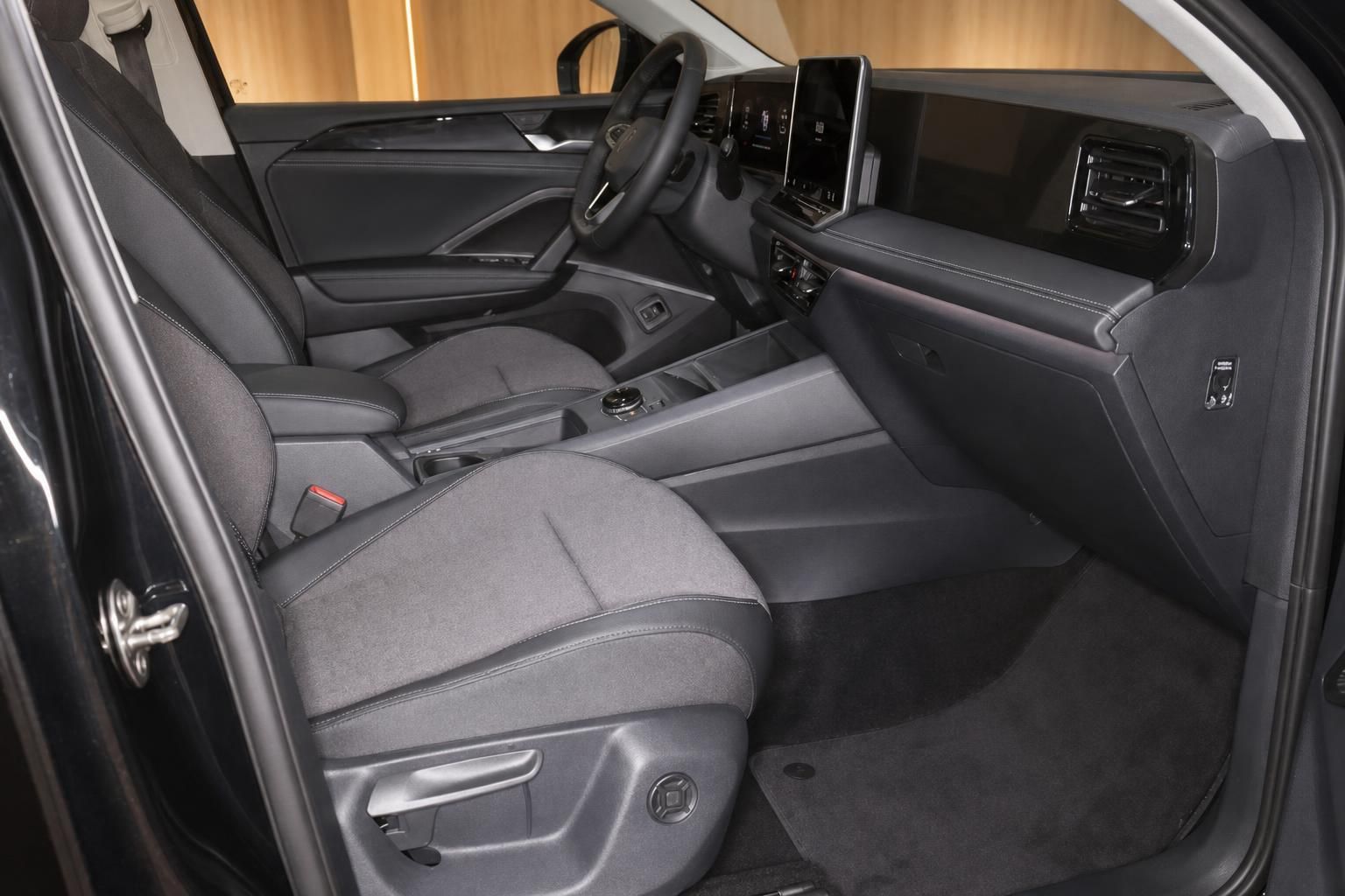Fahrerseite Cockpit mit Lenkrad, Touchscreen und Mittelkonsole im Innenraum
