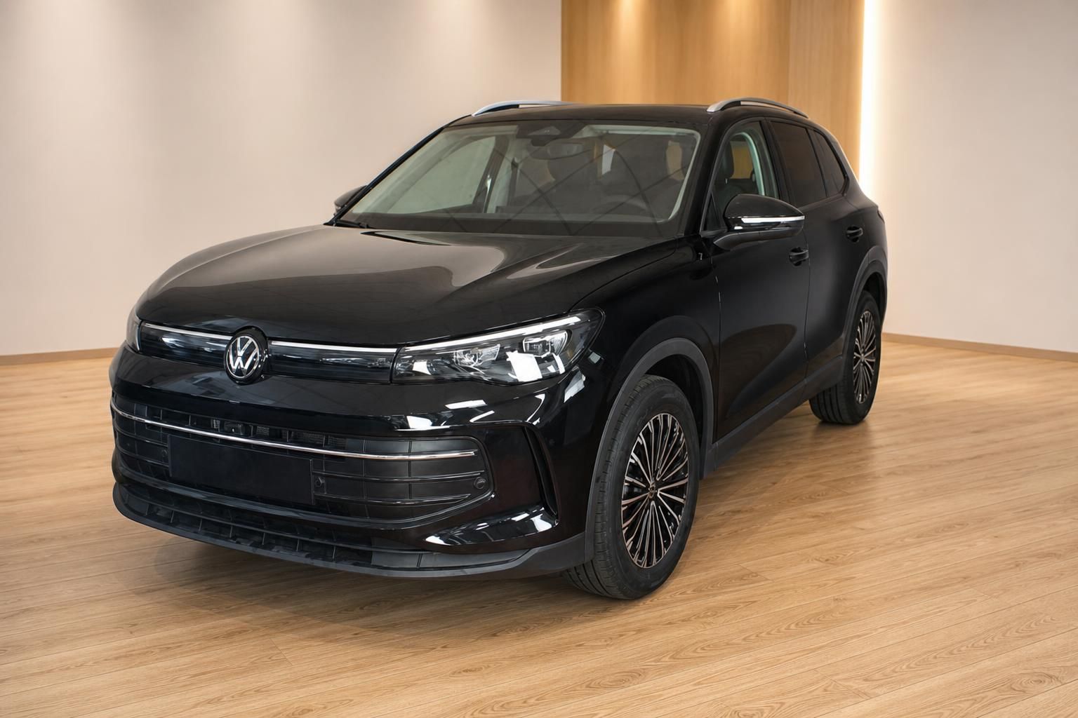 VW Tiguan schwarz Frontansicht im Autohaus