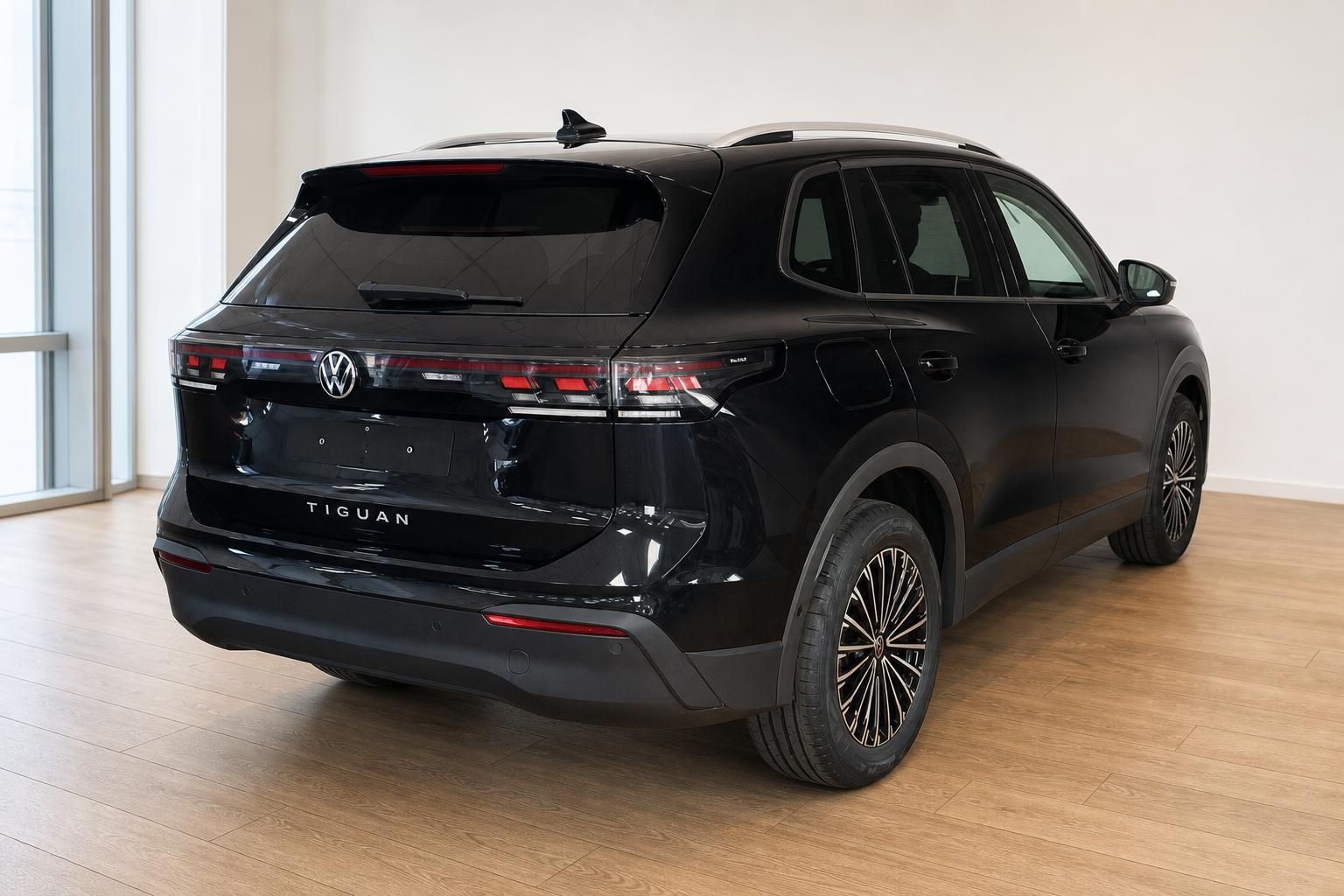 VW Tiguan schwarz Heckansicht in der Ausstellung