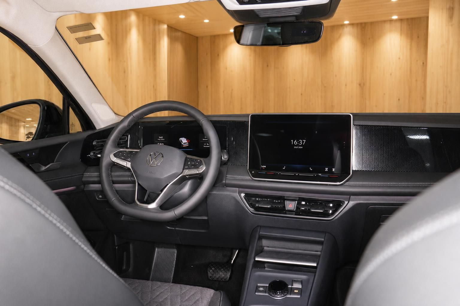 VW Innenraum Cockpit mit Lenkrad und Touchscreen