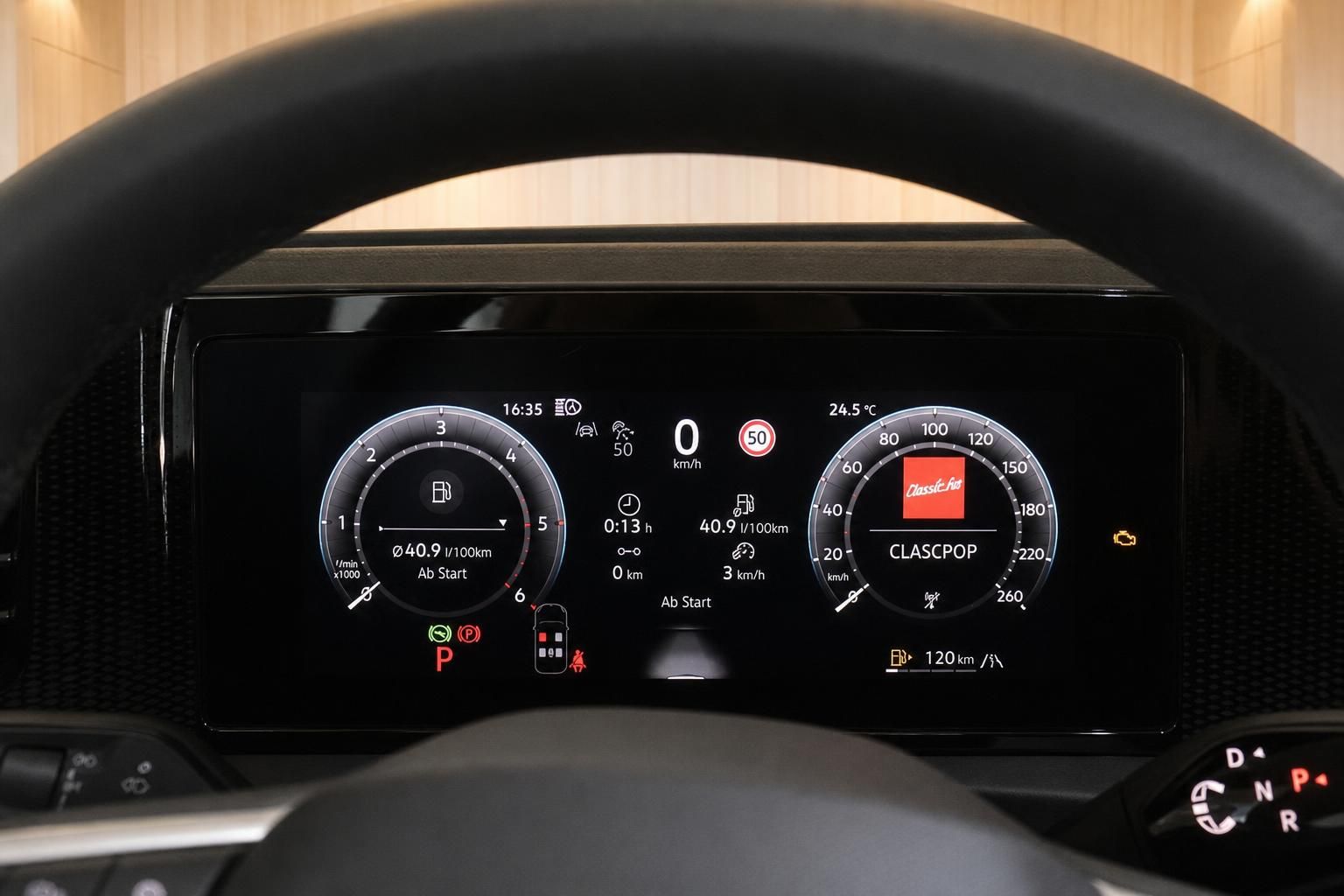 VW Tiguan digitales Cockpit mit Tacho und Anzeigen
