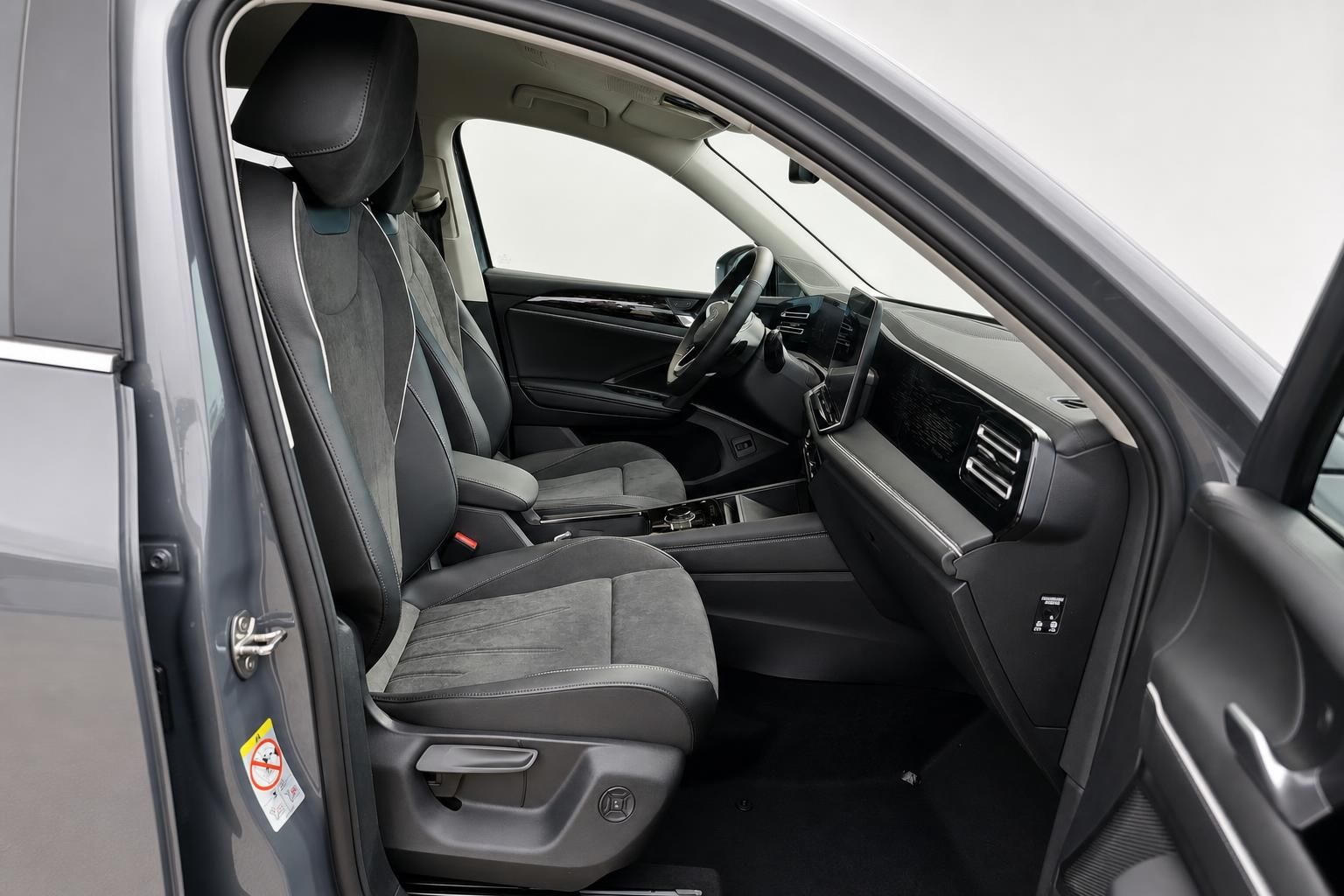 VW Innenraum Fahrersitz und Armaturenbrett mit Digitalcockpit