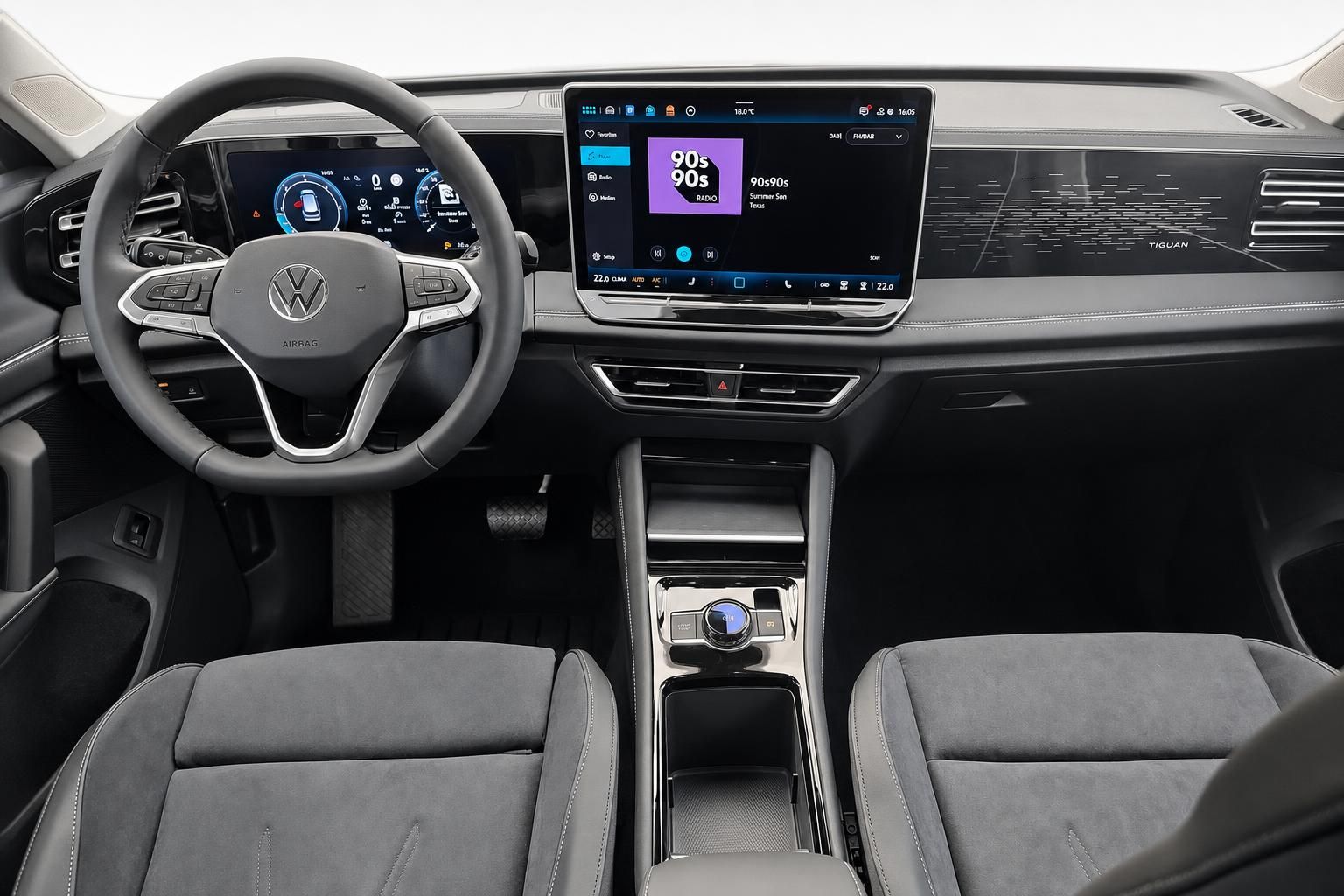 VW Tiguan Cockpit mit Lenkrad und digitalem Infotainment-Display