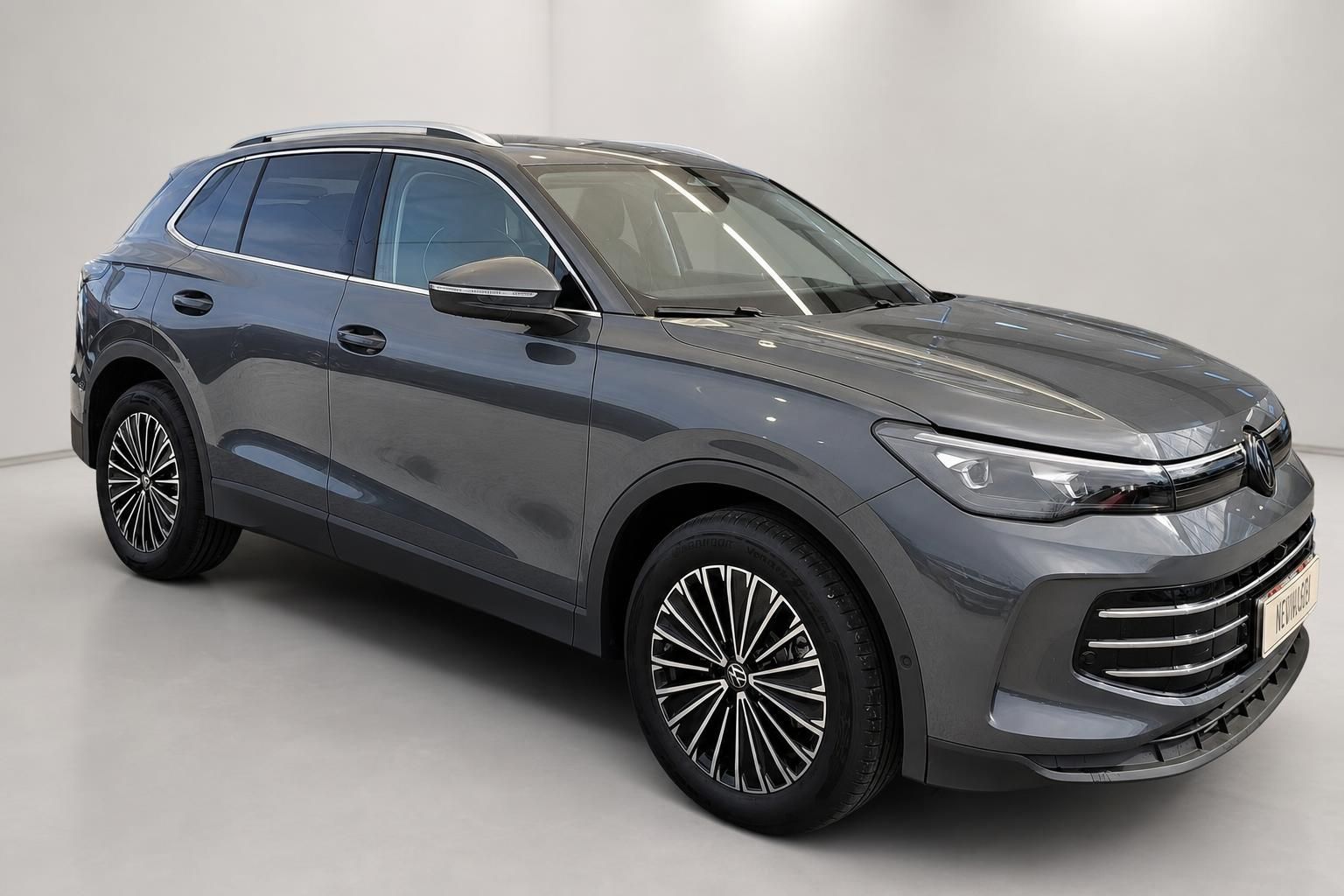 VW Touareg SUV in Grau, Frontansicht schräg im Studio