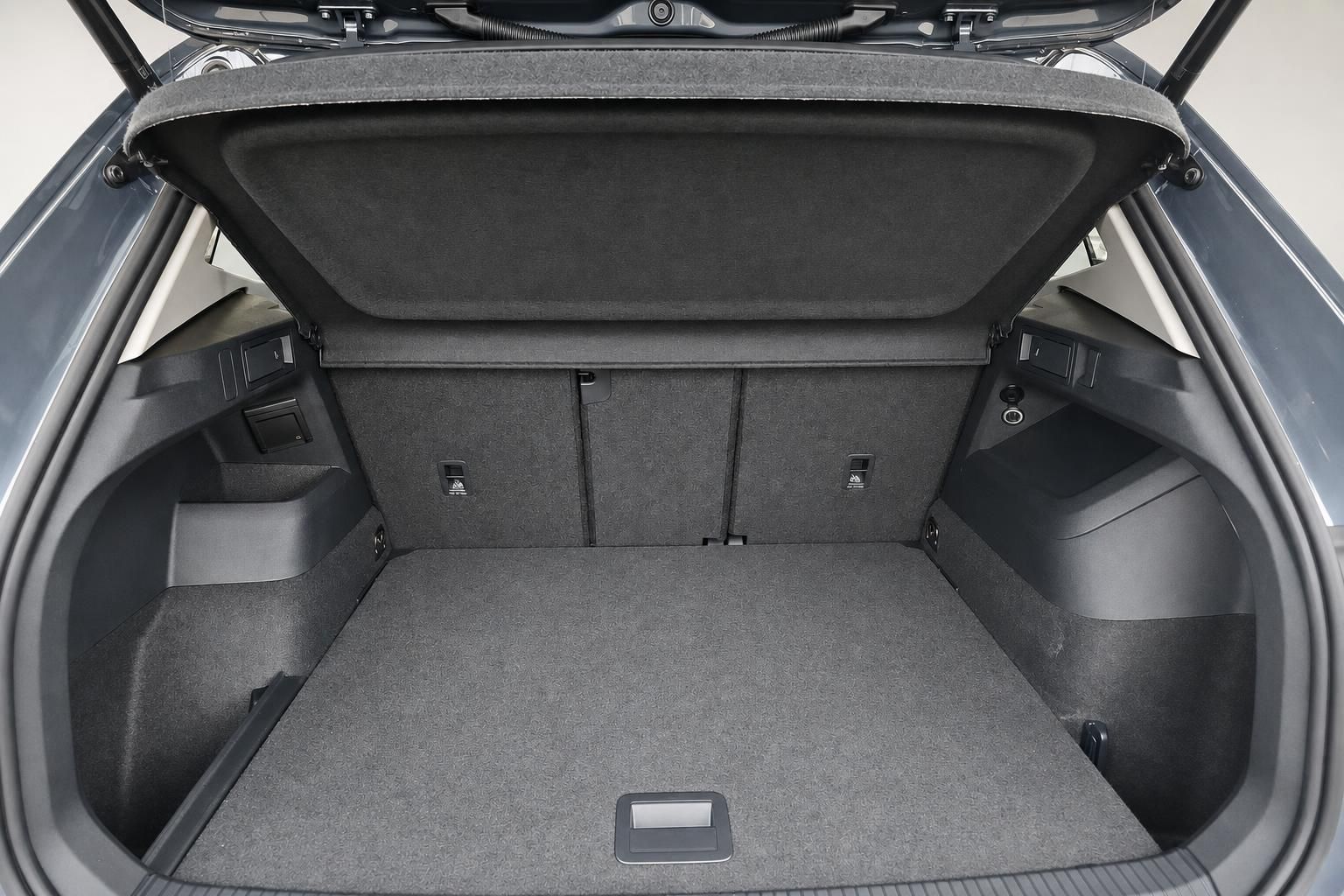 Kofferraum des VW mit leerer Ladefläche und Gepäcknetz-Haken