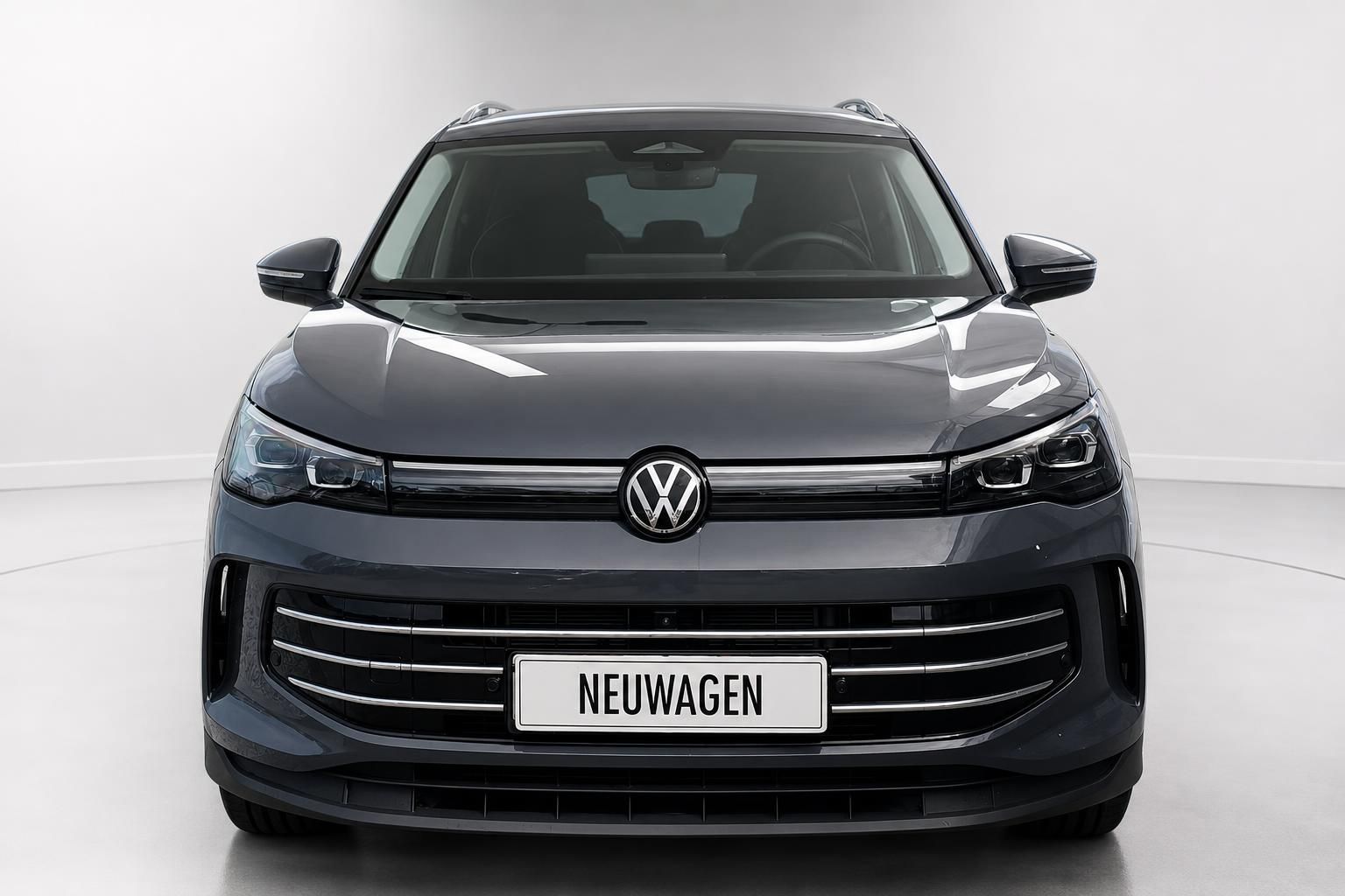 VW Touareg SUV in Grau, Frontalansicht mit Neuwagen-Kennzeichen