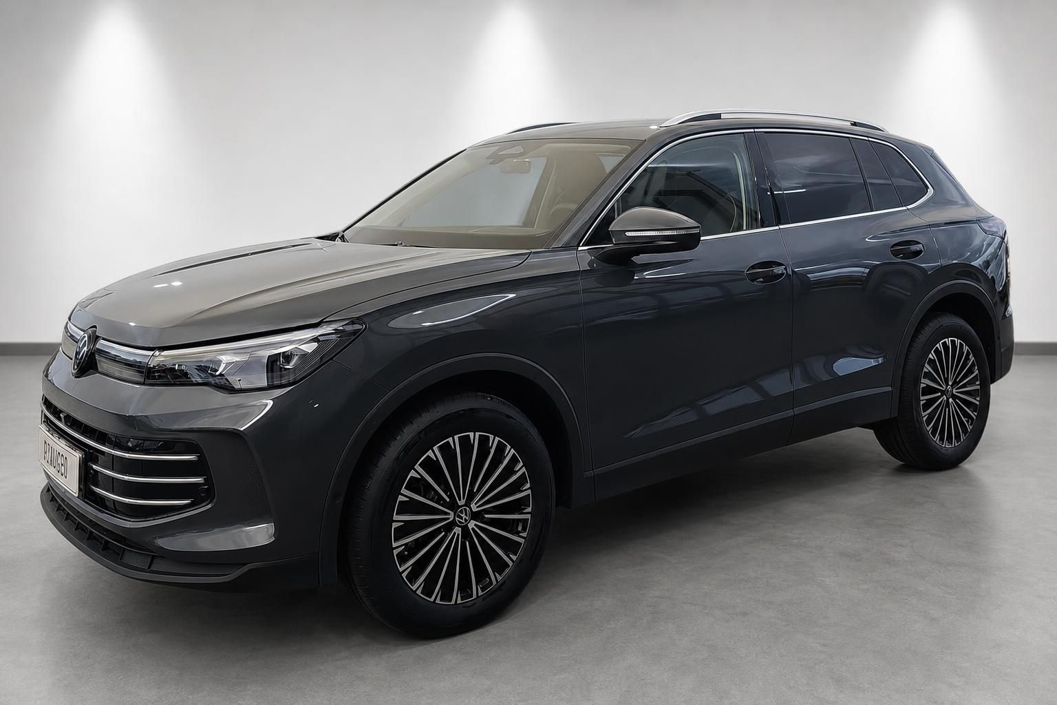 VW Touareg SUV in Anthrazit, Frontansicht schräg im Studio
