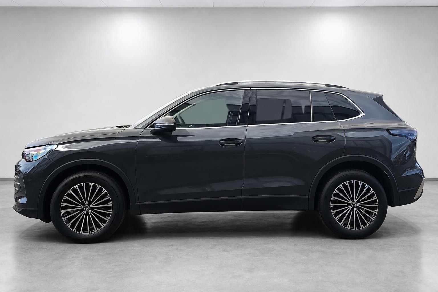 VW Touareg SUV in Dunkelgrau, Seitenansicht im Studio