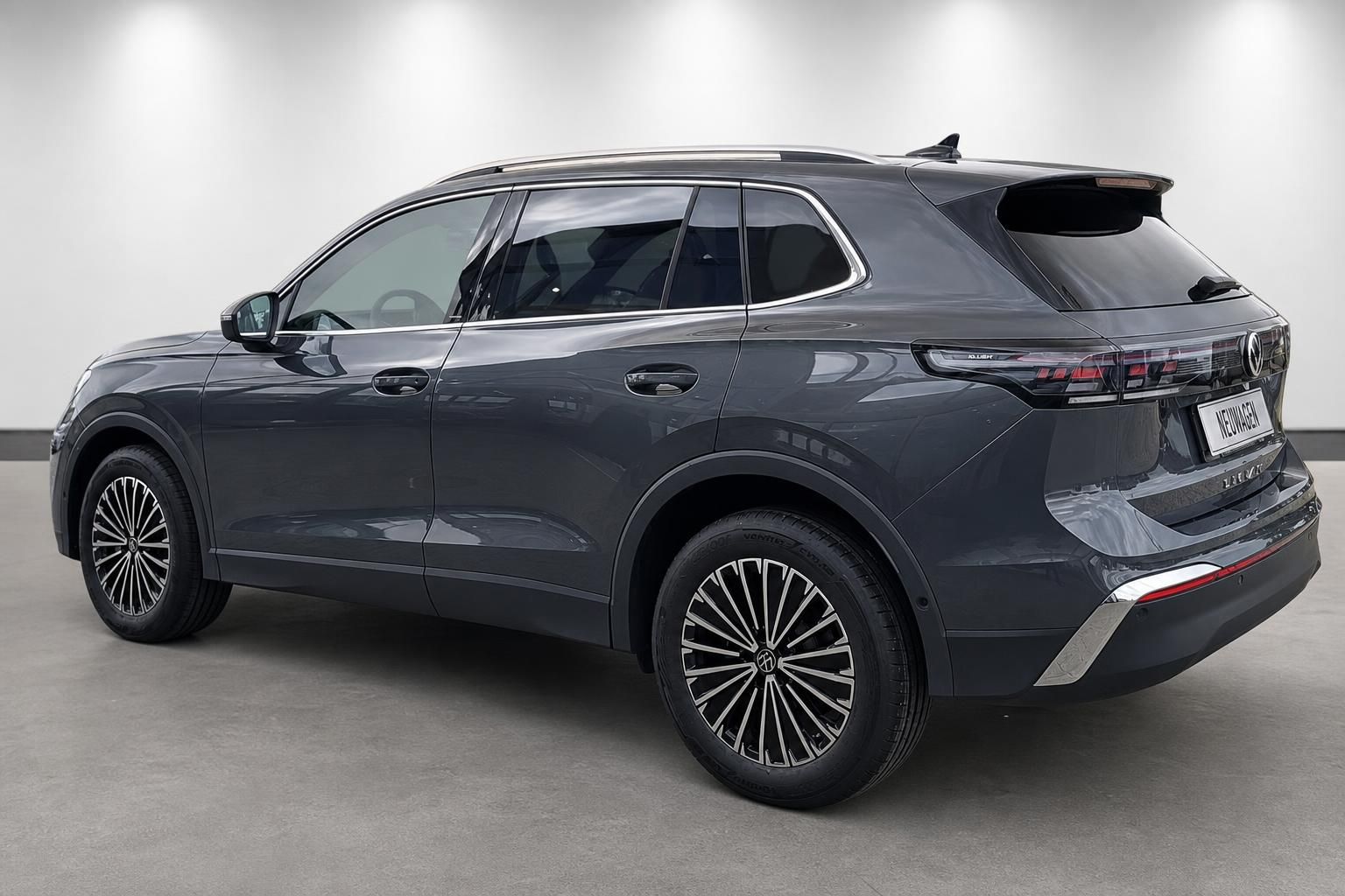 VW Touareg SUV in Grau, Heckansicht schräg im Studio
