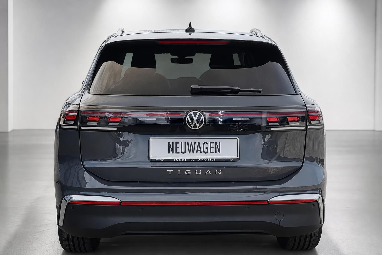 VW Tiguan Neuwagen Heckansicht in Grau mit LED-Rueckleuchten