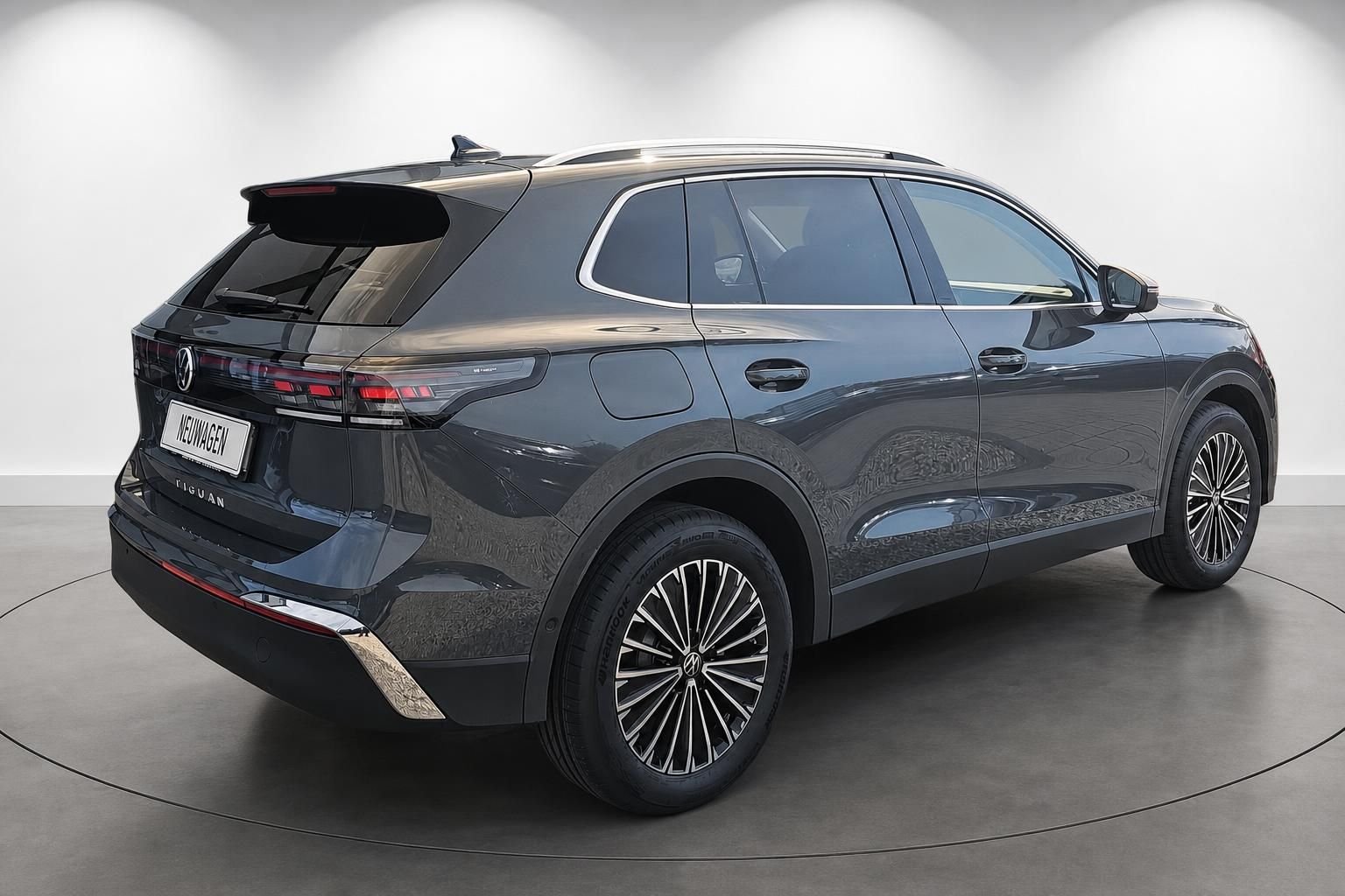 VW Tiguan Neuwagen Heck-Seitenansicht in Dunkelgrau, Studioaufnahme