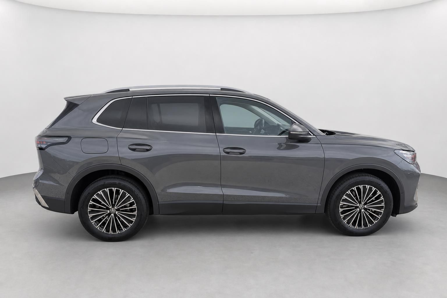 VW Tiguan Neuwagen Seitenansicht in Grau mit Leichtmetallfelgen