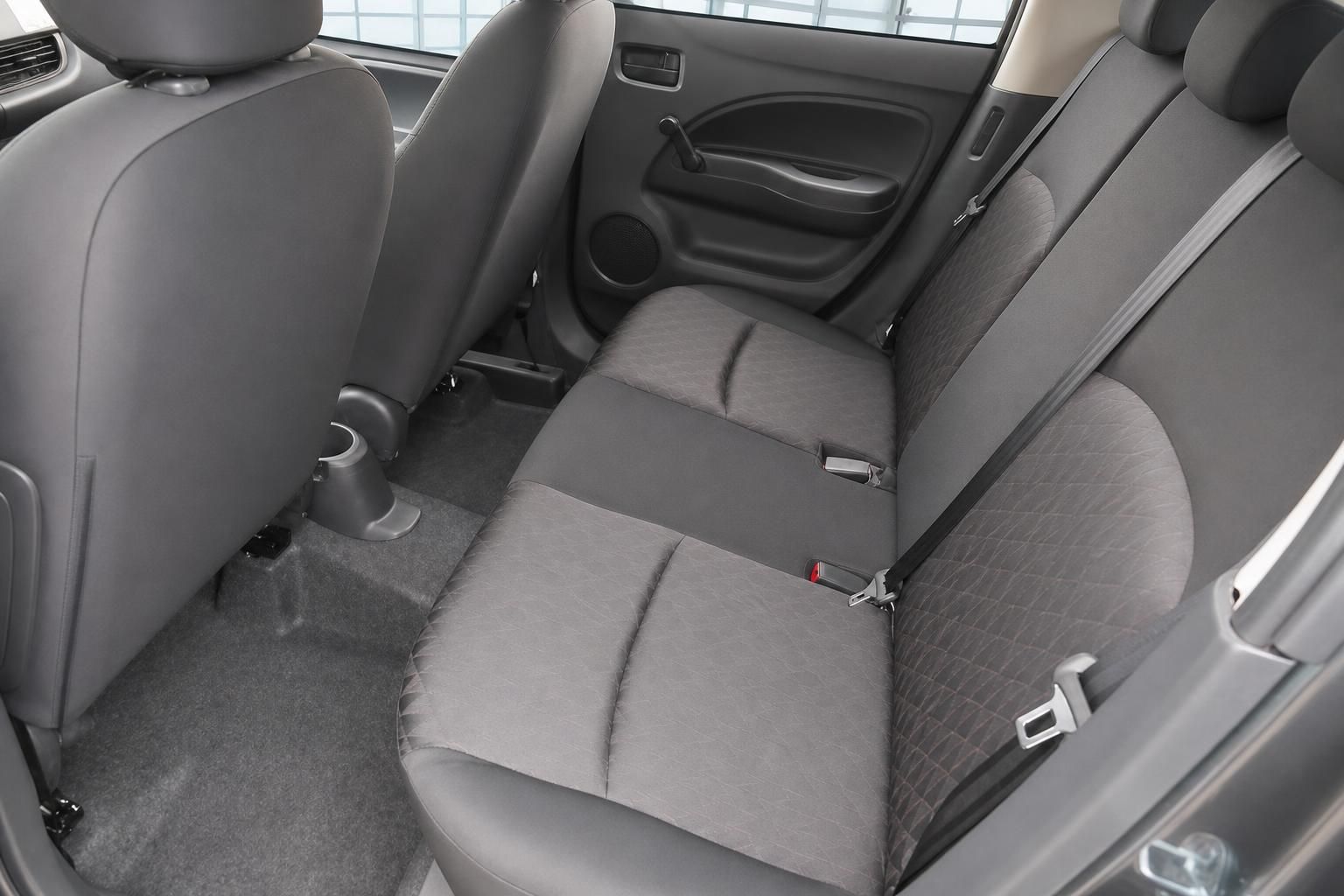 Mitsubishi Space Star Innenraum – Rücksitzbank mit grauem Stoffbezug und Sicherheitsgurten