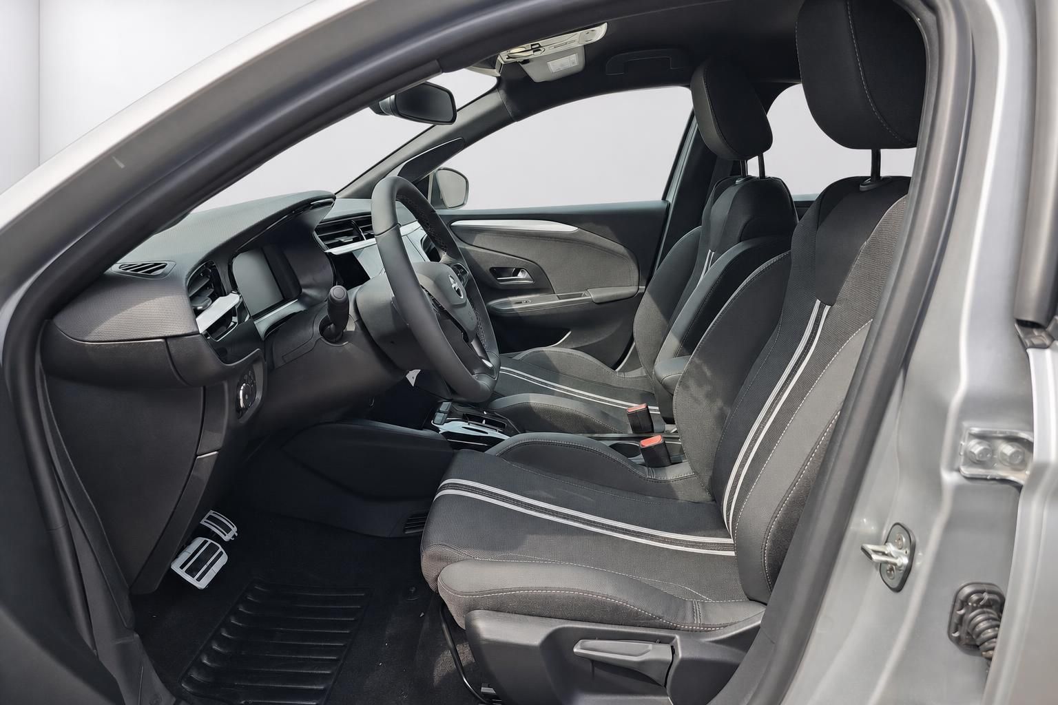 Opel Corsa Fahrerseite, Innenraumansicht mit Lenkrad und Sitzen