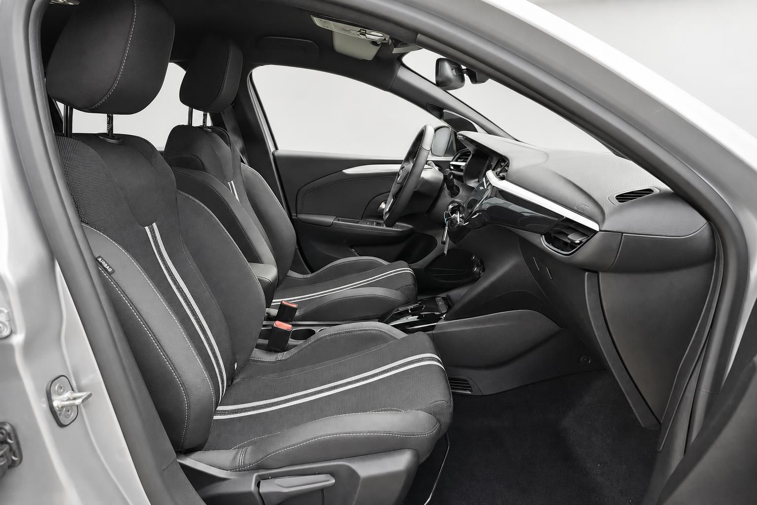 Opel Corsa Innenraum, Vordersitze in Schwarz mit Blick auf Cockpit