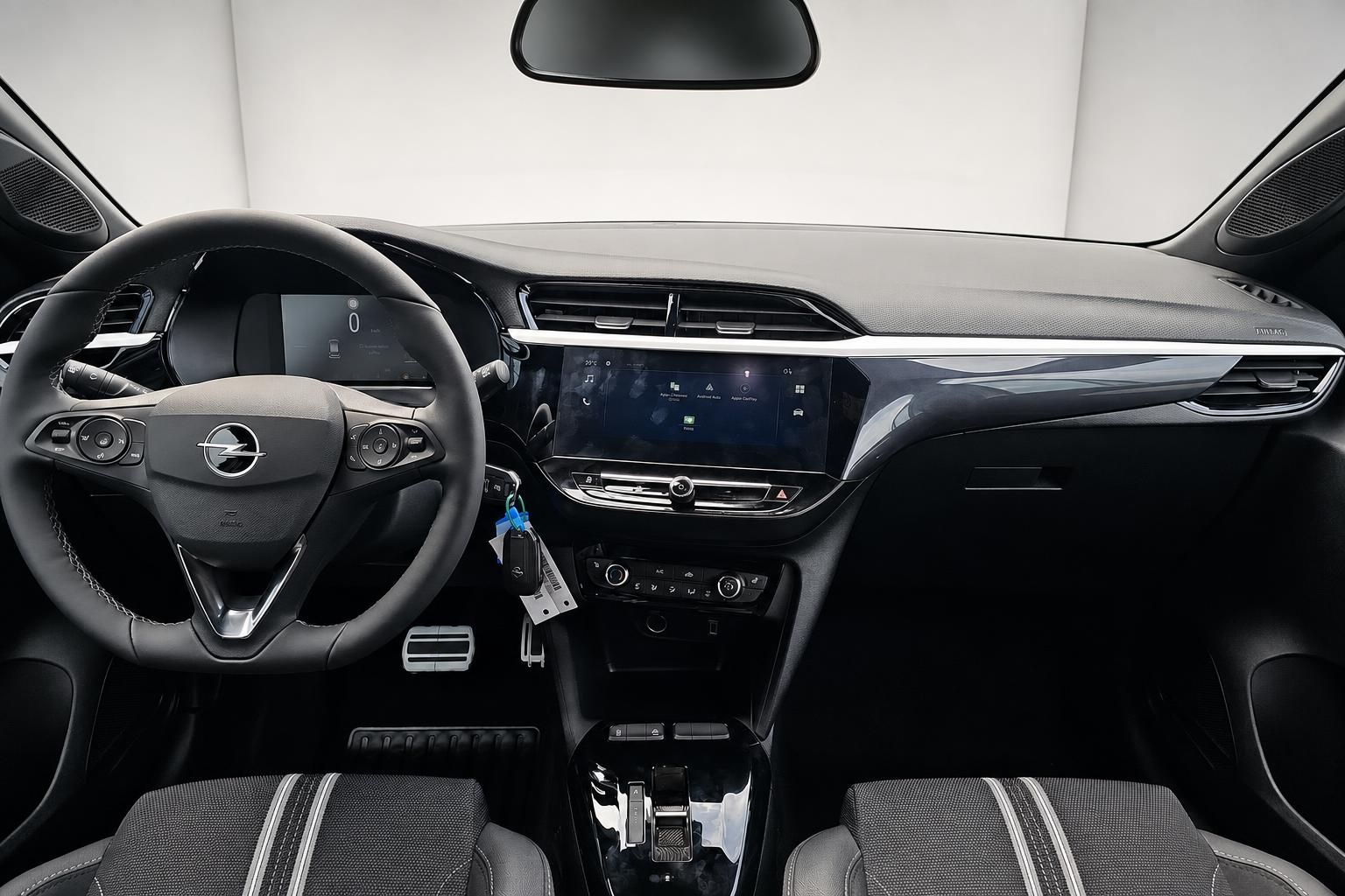 Opel Corsa Cockpit mit Lenkrad, Display und Mittelkonsole im Detail