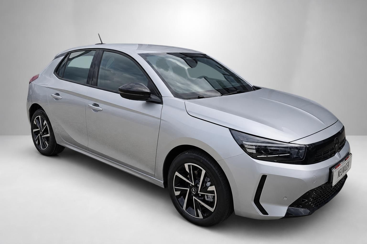 Opel Corsa silber, Frontansicht schraeg von vorne