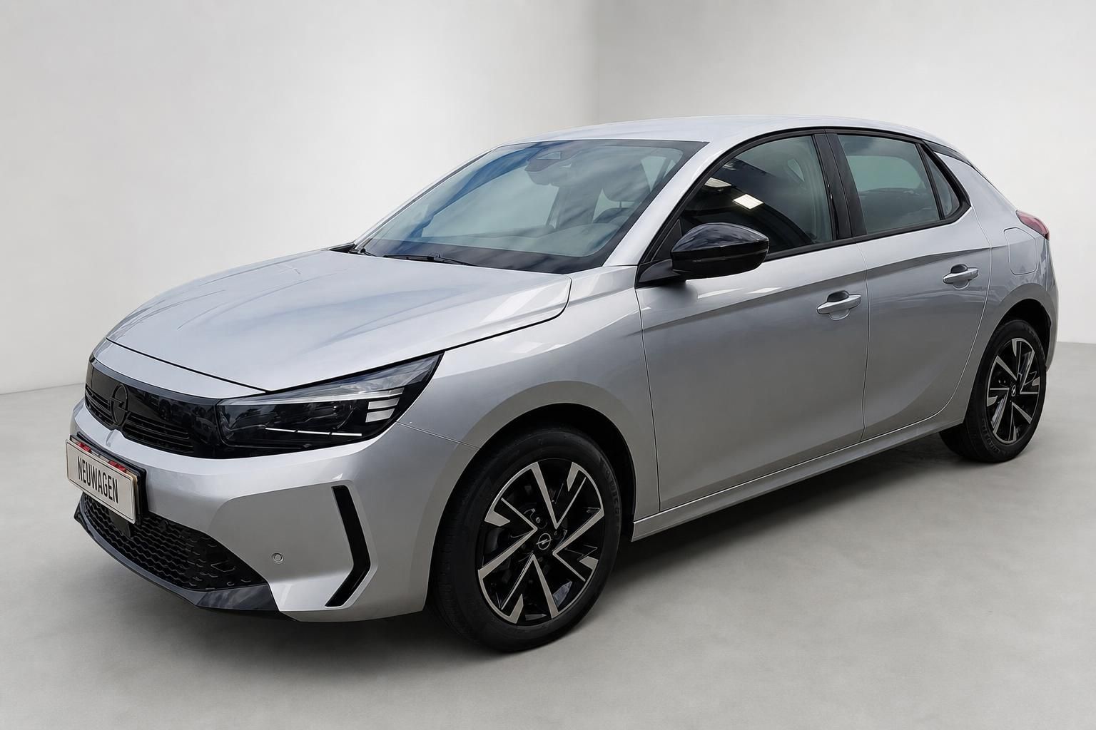 Opel Corsa silber, Frontansicht schraeg im Studio