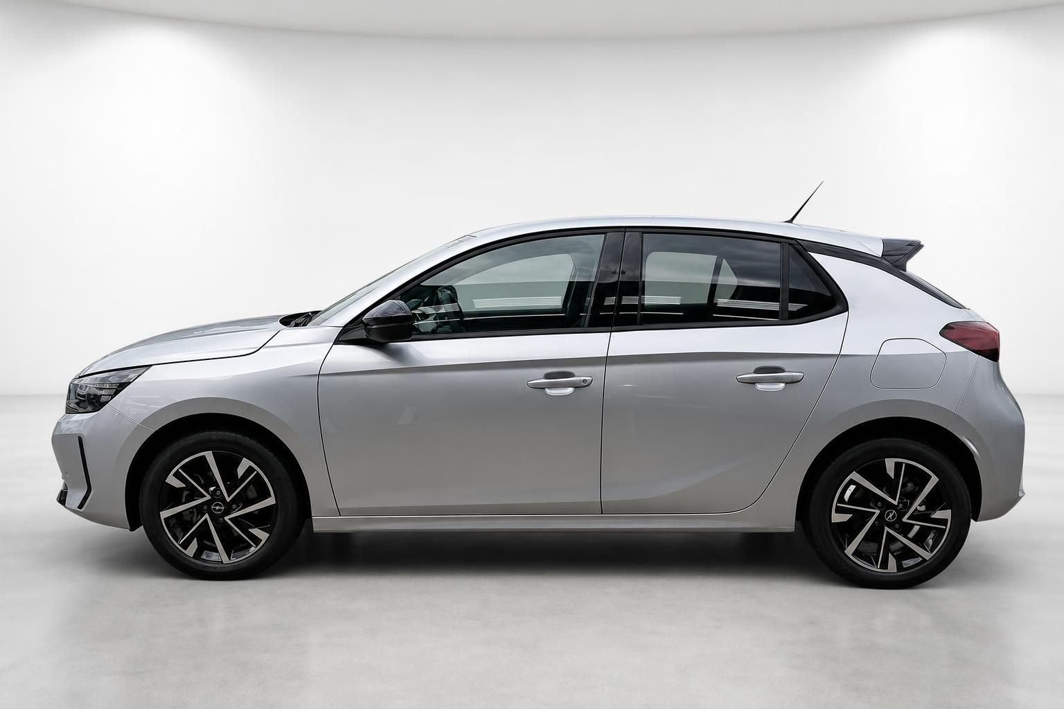 Opel Corsa in Silber, Seitenansicht im Studio