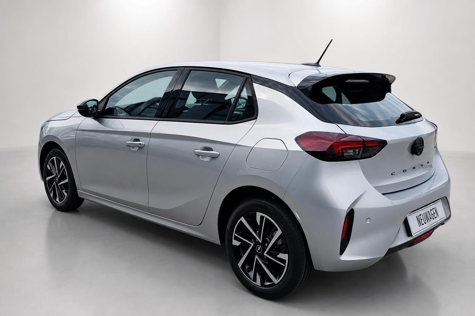Opel Corsa silber, Heckansicht schraeg im Studio