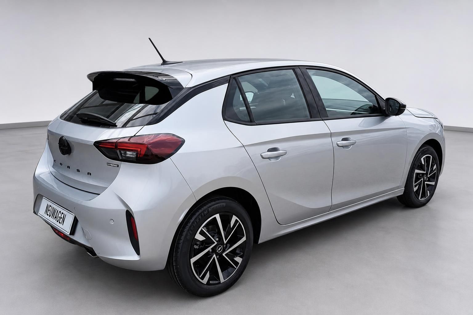 Opel Corsa Hybrid Silber, Heck schräg von hinten