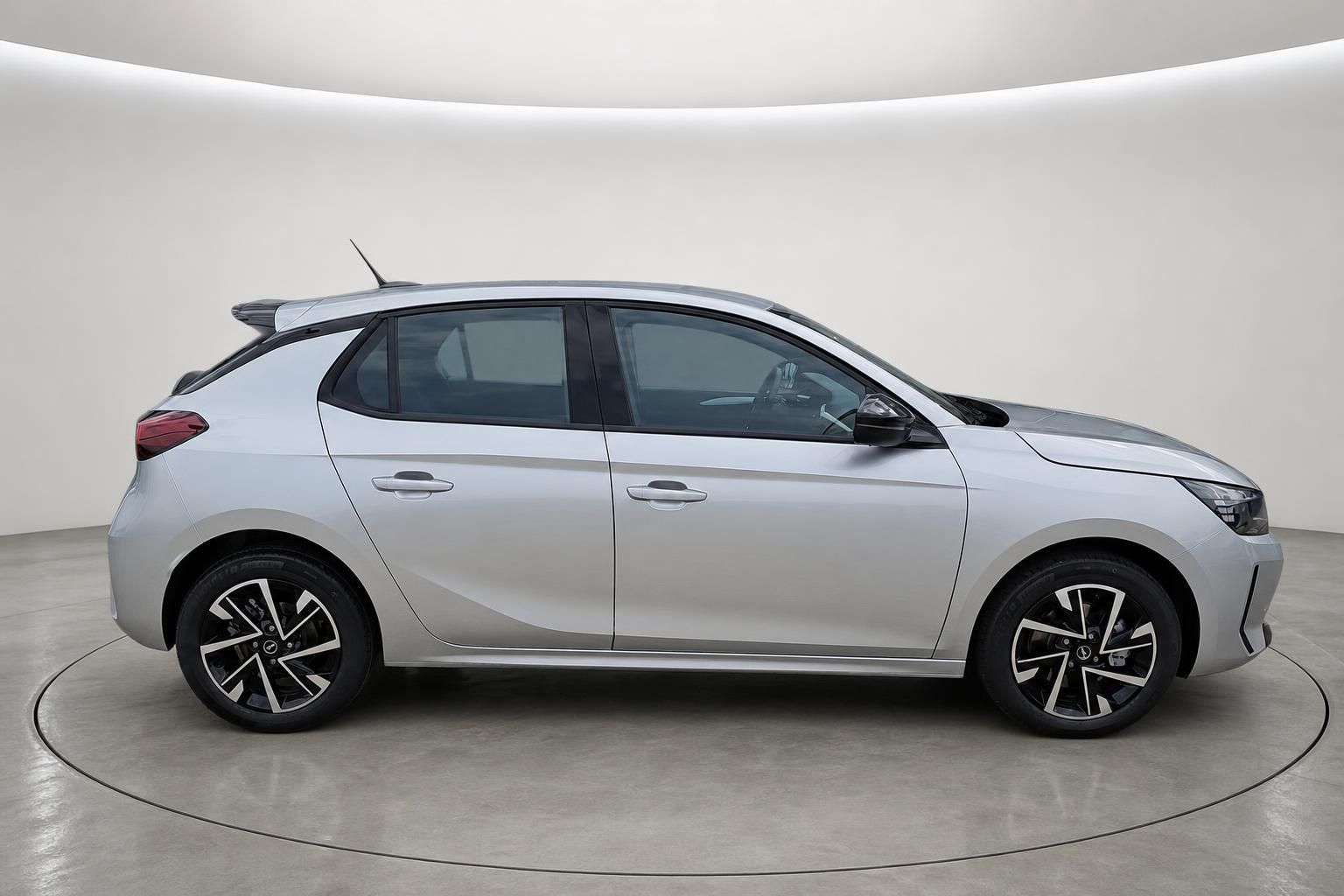 Opel Corsa in Silber, Seitenansicht im Studio