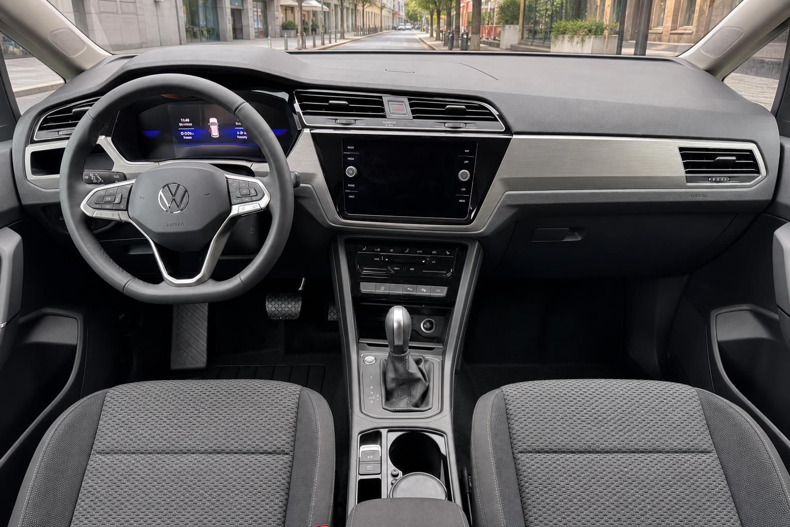 Volkswagen Cockpit - Armaturenbrett mit Touchscreen, Lenkrad und Schaltknauf