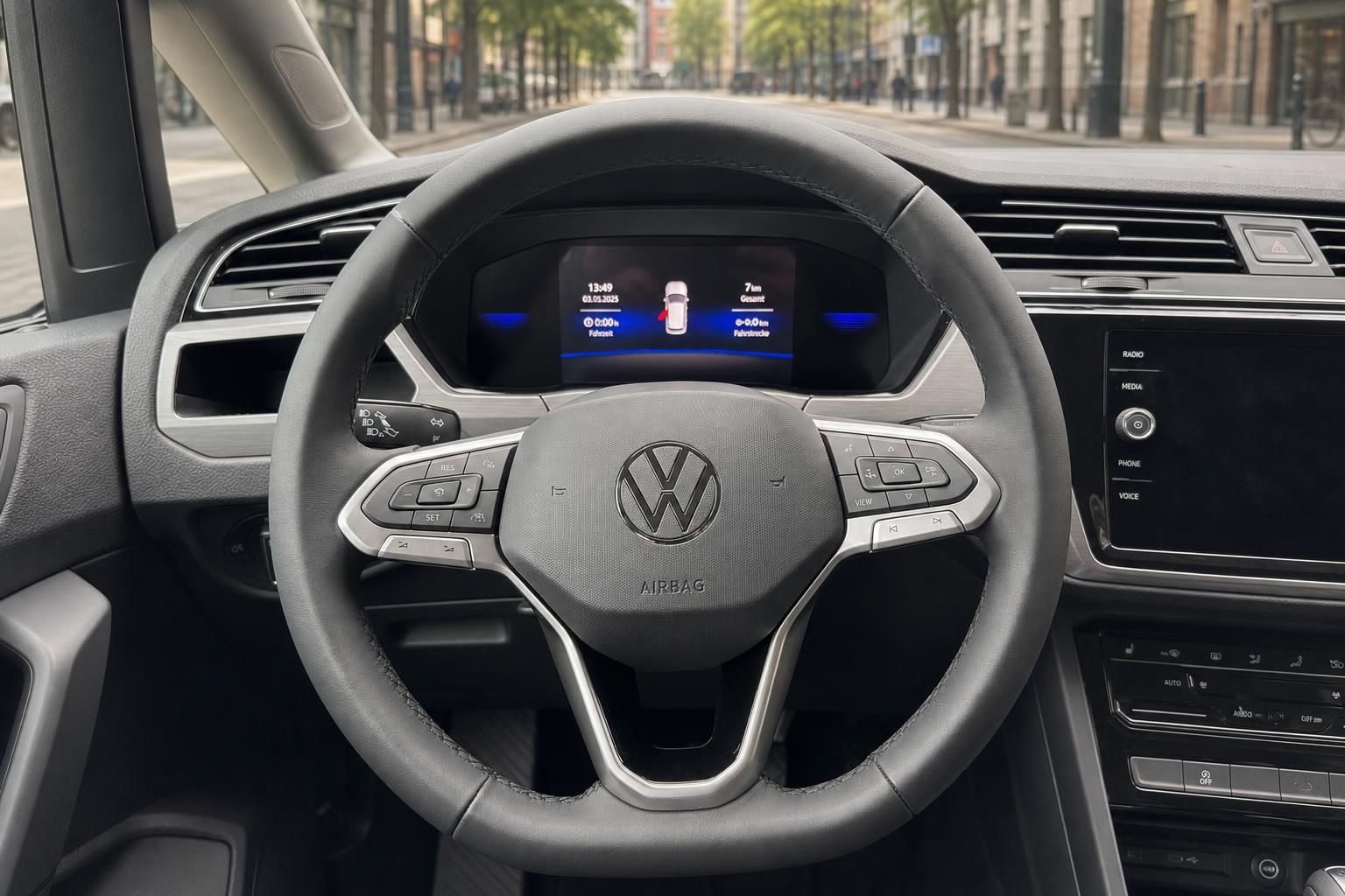 VW Touran Cockpit mit Lenkrad und digitalem Kombiinstrument, modernes Armaturenbrett