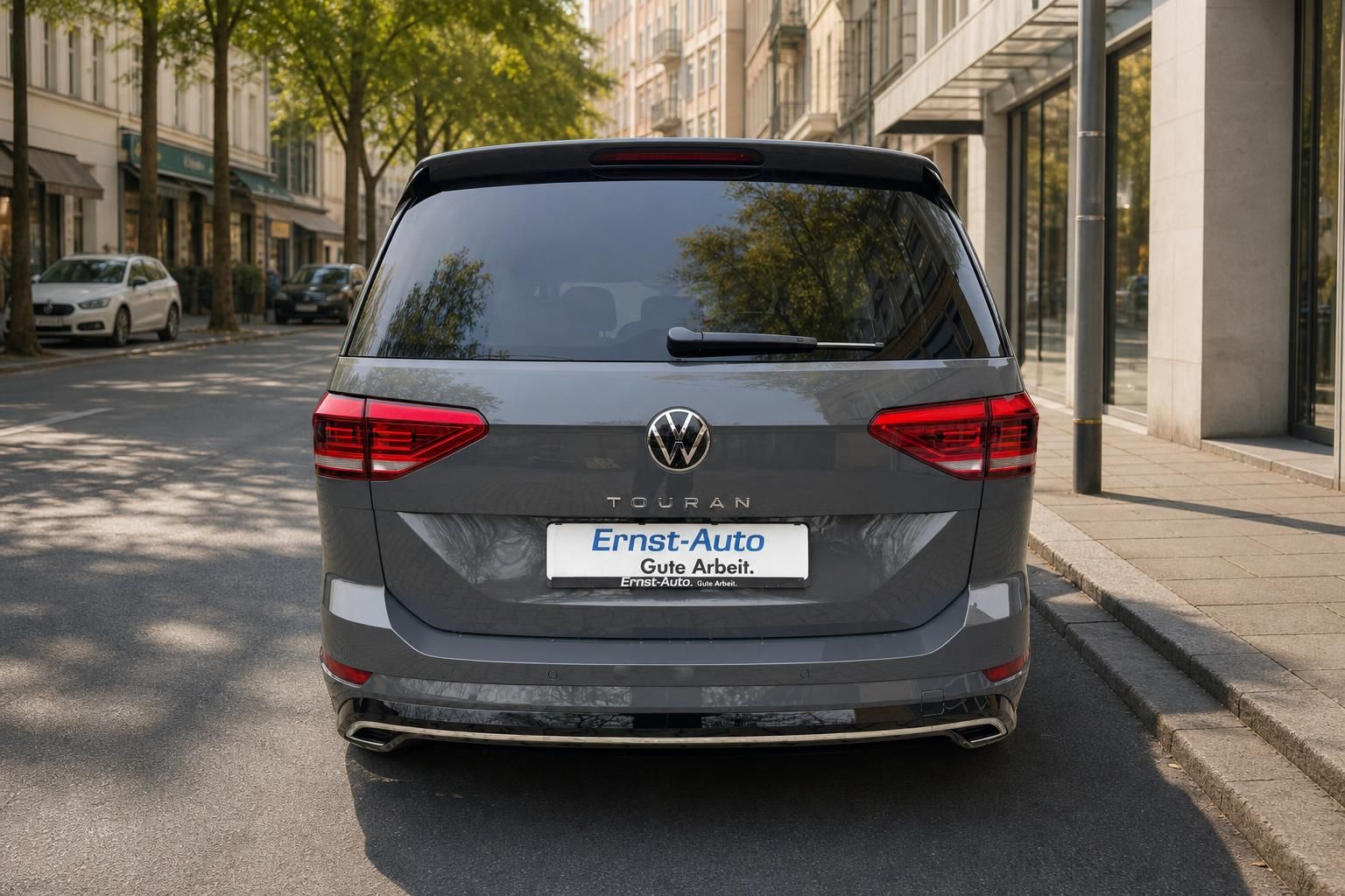 VW Touran Heck gerade Ansicht grau metallic, Heckklappe mit LED-Leuchten und Kennzeichen