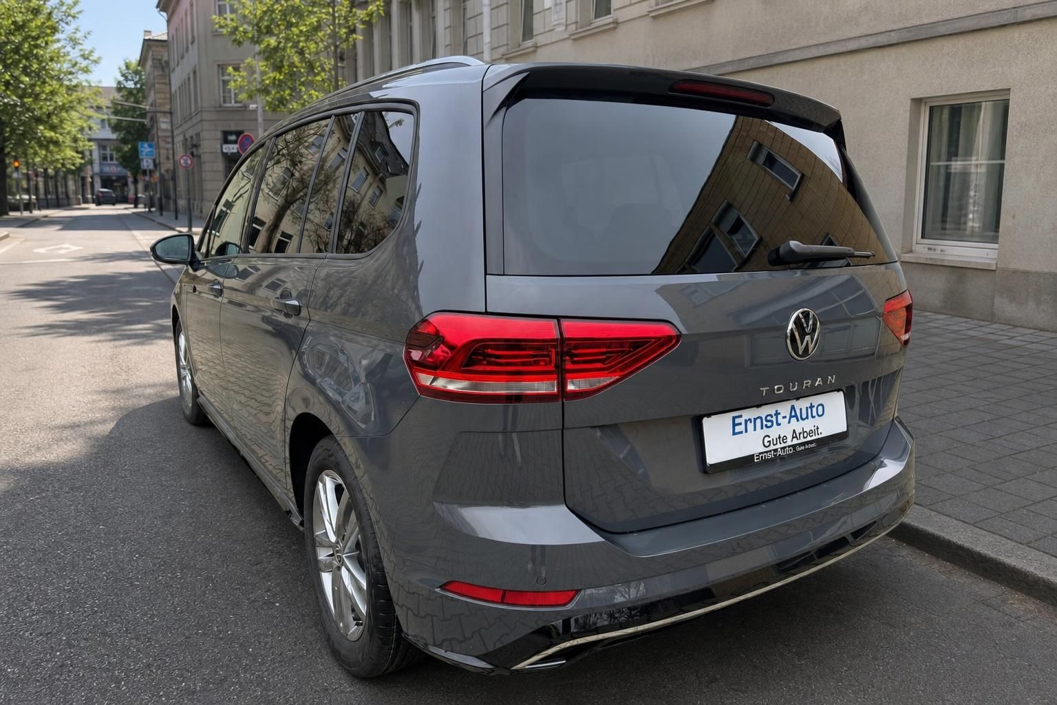 VW Touran Heckansicht grau metallic, LED-Rückleuchten und Händlerkennzeichen Ernst-Auto