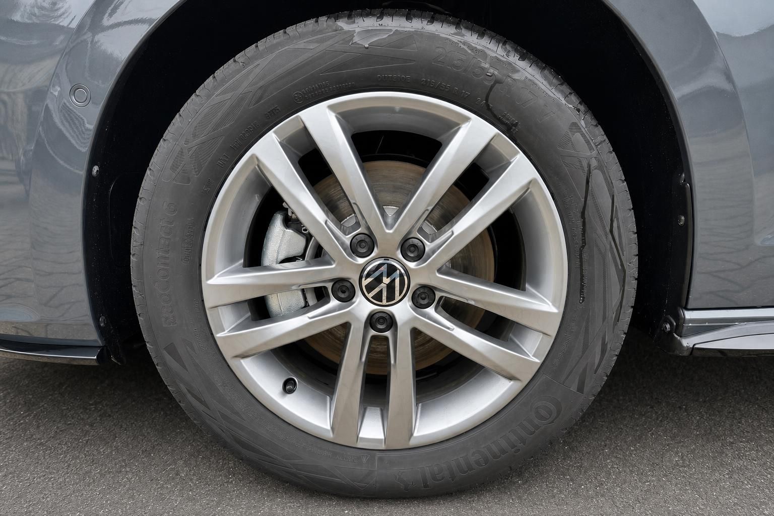 Volkswagen Touran Felge - Silbernes Leichtmetallrad mit VW-Logo und Continental Reifen