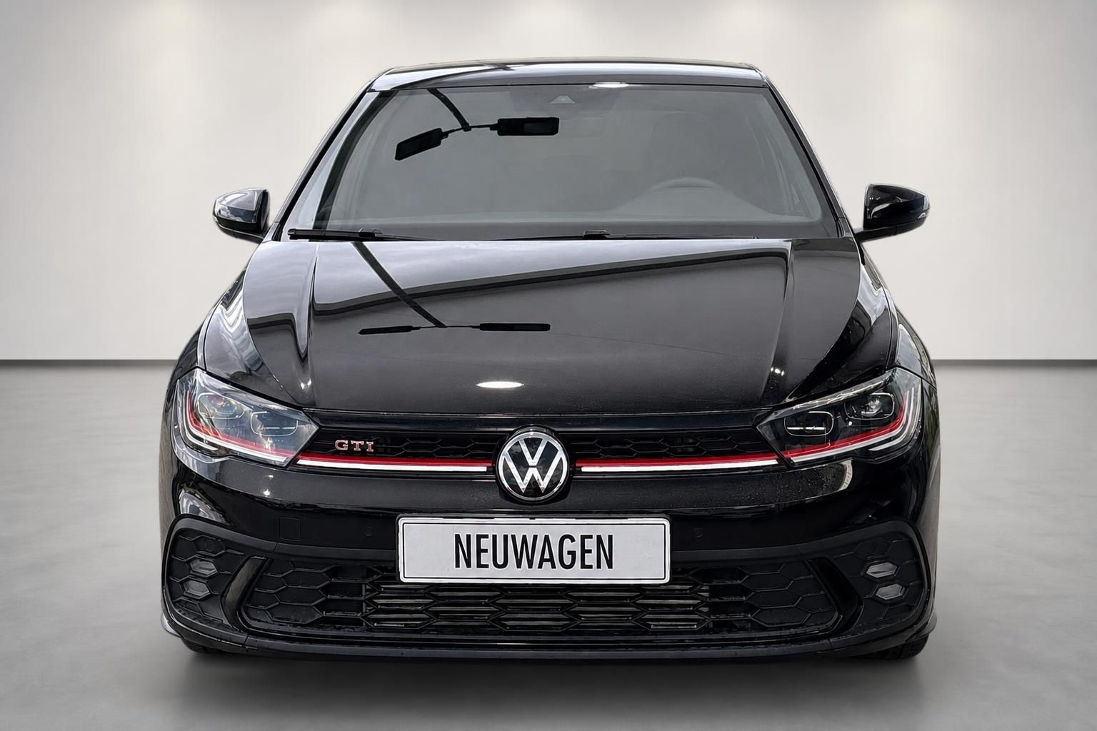 VW Polo GTI schwarz Frontansicht mit LED-Scheinwerfern und Logo