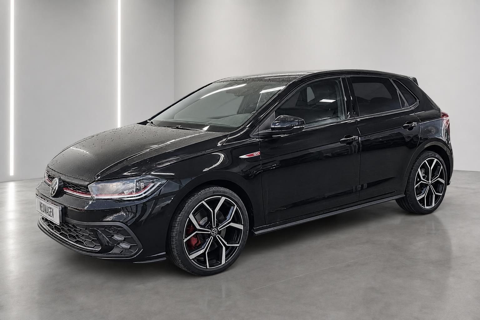 VW Polo GTI in Schwarz, Seitenansicht mit Alufelgen im Studio