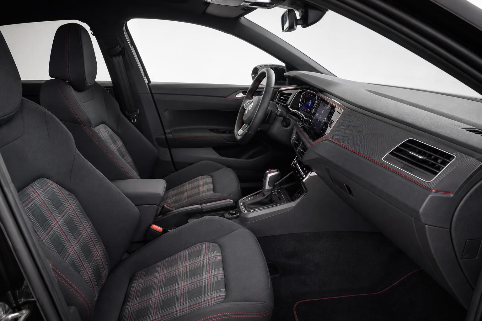 VW Polo GTI Innenraum mit Sportsitzen im Karomuster und roten Ziernähten